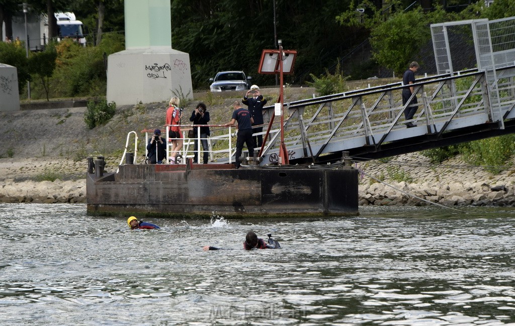 Uebung BF Taucher und Presse Koeln Zoobruecke Rhein P067.JPG - Miklos Laubert